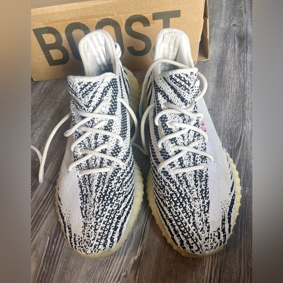 Authentic Adidas Yeezy Boost 350 V2 Zebra sneakers - Picture 5 of 11